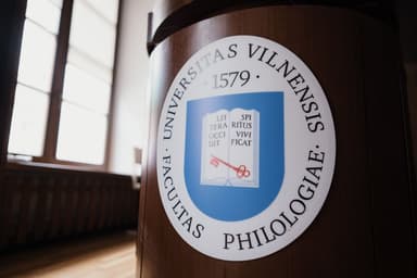 Vilniaus universiteto Filologijos fakulteto herbas ant medinio stovo.