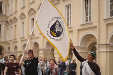 Filosofijos fakulteto studentas laiko vėliavą