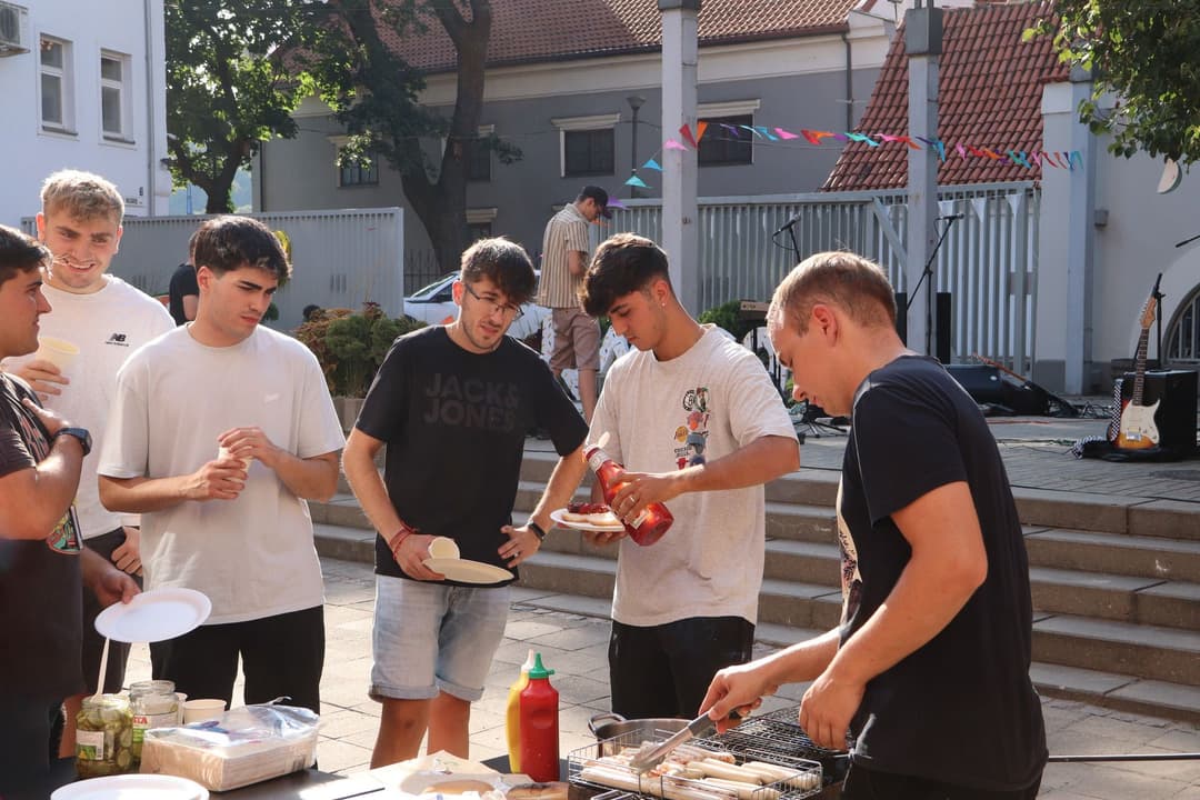 Studentai grilio vakare 